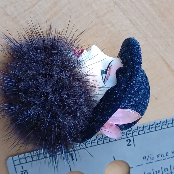 Sophisticated Lady In Fur Brooch - Picture 5 of 5